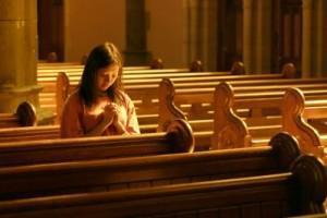 Woman_Praying_in_Pew